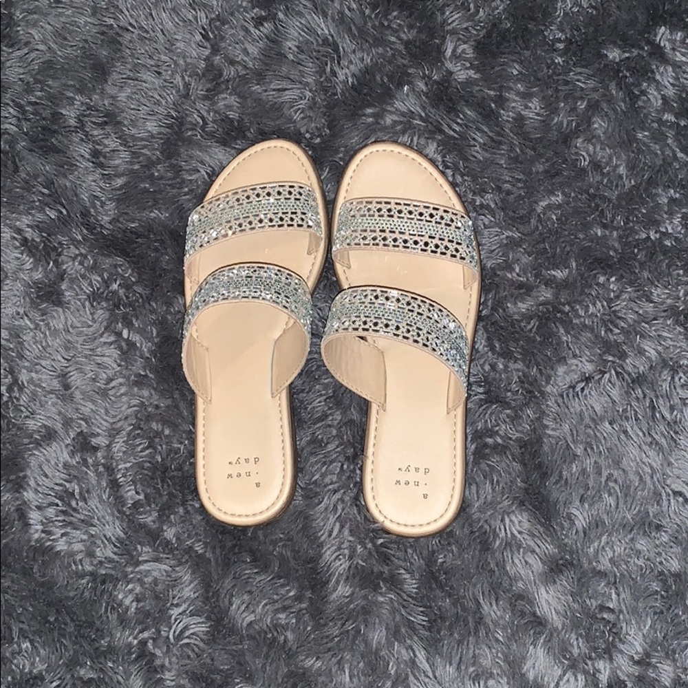 ❤️❤️Tan sandals with silver stones.